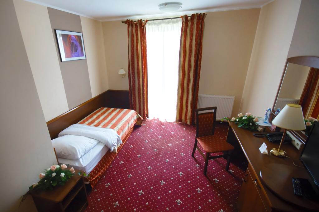 Hotel Novum & Spa ニエポウォミツェ エクステリア 写真