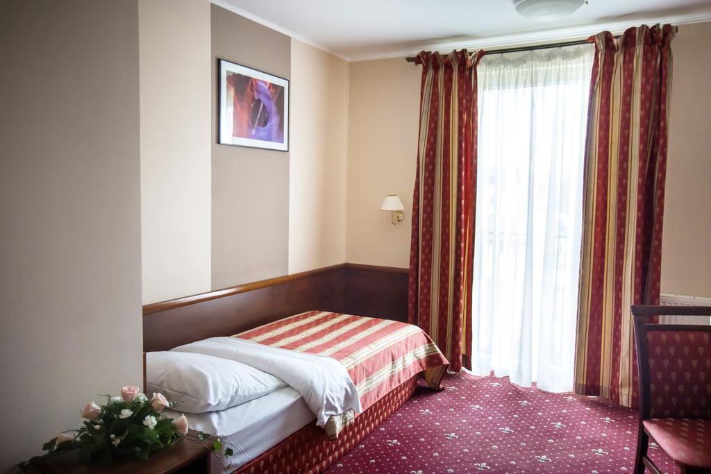 Hotel Novum & Spa ニエポウォミツェ エクステリア 写真