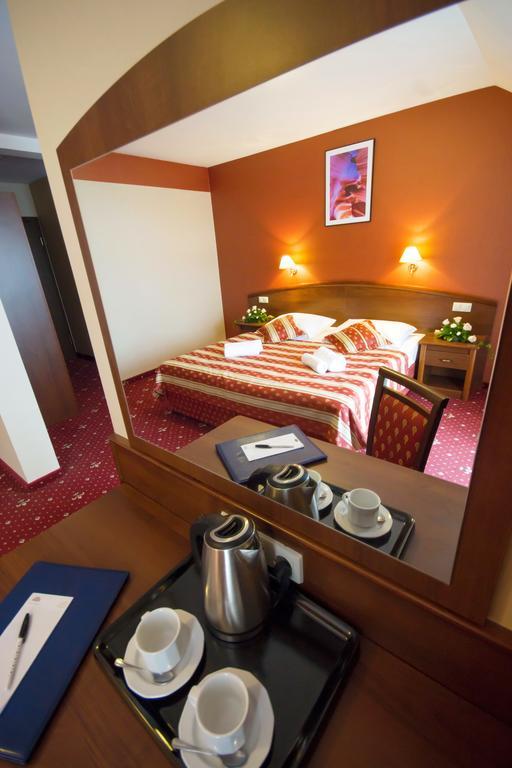 Hotel Novum & Spa ニエポウォミツェ エクステリア 写真