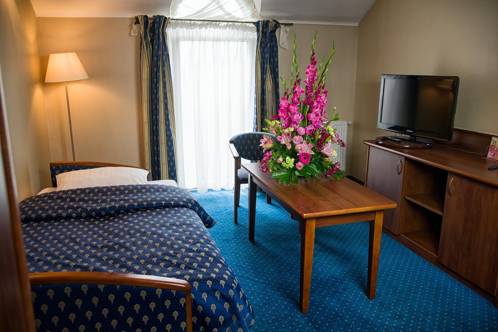 Hotel Novum & Spa ニエポウォミツェ エクステリア 写真