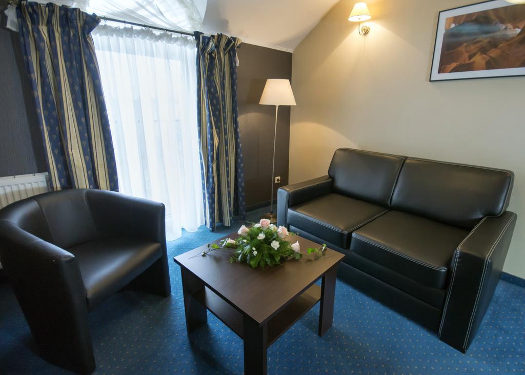 Hotel Novum & Spa ニエポウォミツェ エクステリア 写真